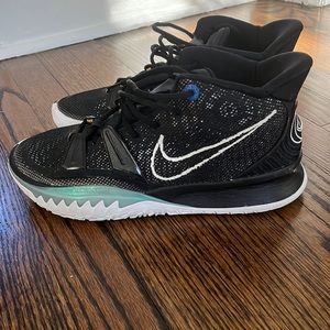 Kiley Irving Brooklyn basketball shoe